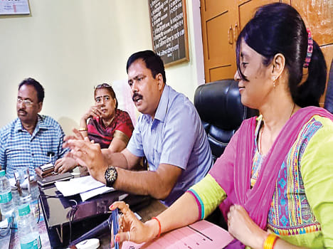 अकबरपुर कार्यालय में पॉलिथीन प्रयोग न करने के बावत जानकारी देते अधिकारी।