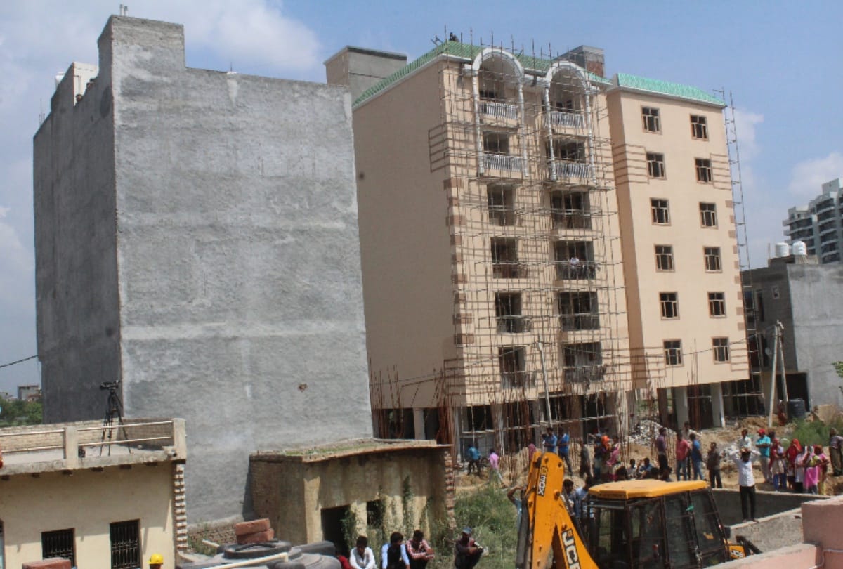 rera issues notice to 12 builders of noida in misappropriation of money says submit 2845 crore