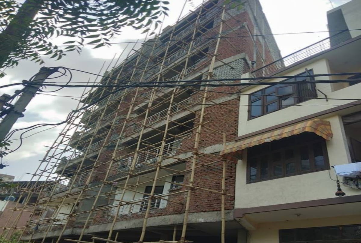 शाहबेरी गांव में बिल्डिंग के अंदर चल रहे है निर्माण कार्य
