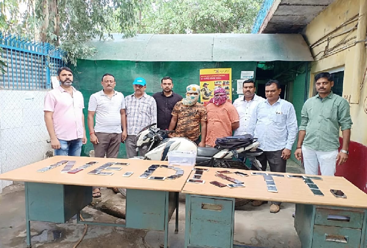 delhi police arrested two theft and recovered more than 50 mobile phone