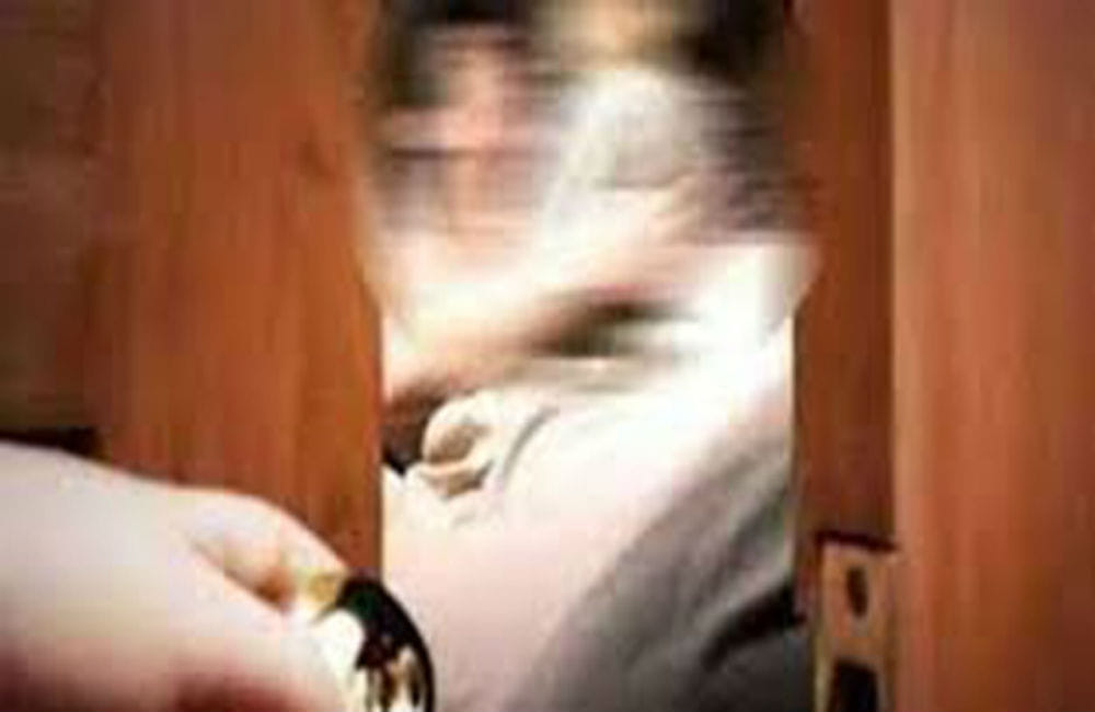 wife caught husband with girl in guest house 