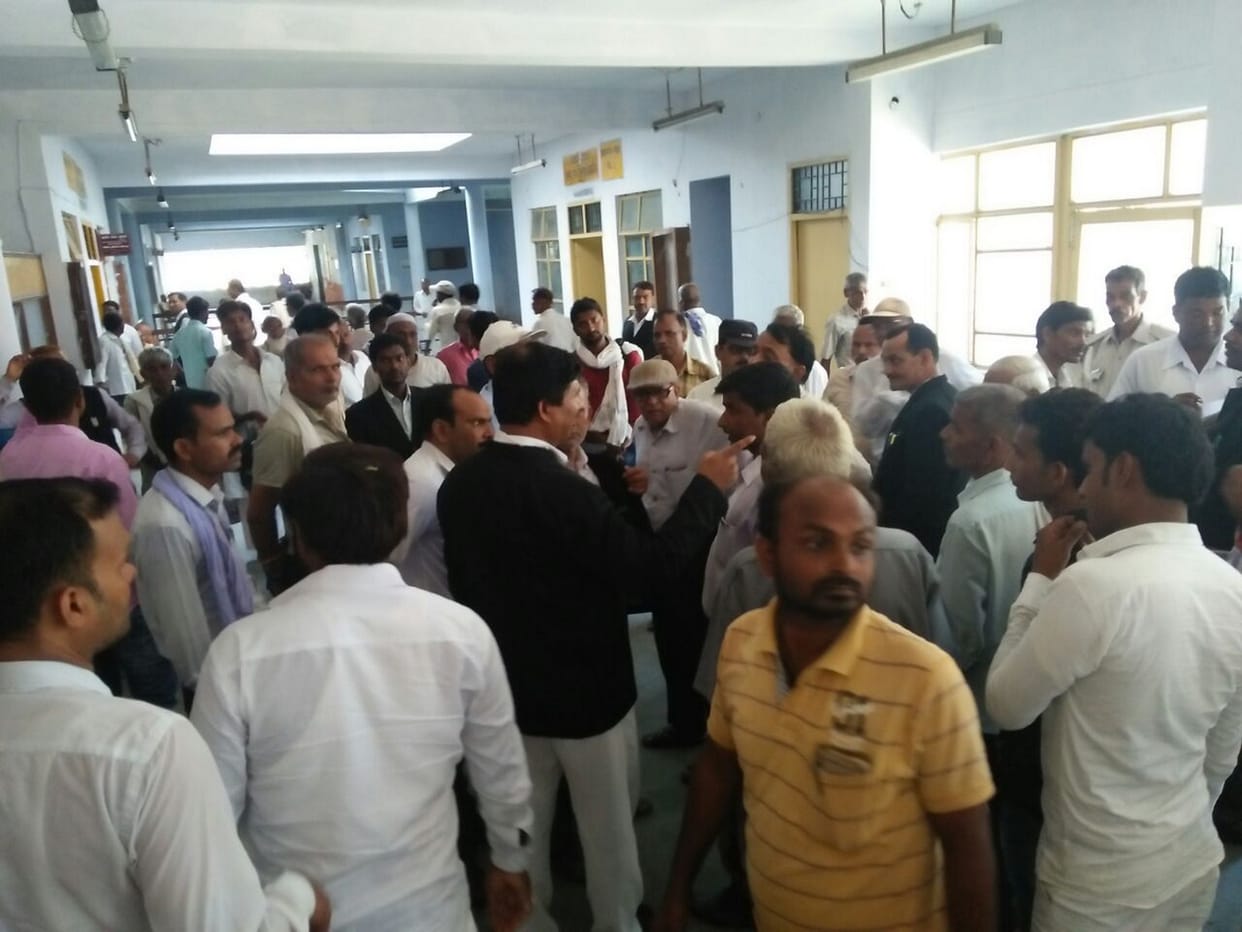अधिवक्ताओं ने कलेक्ट्रेट में डीएम के खिलाफ की नारेबाजी