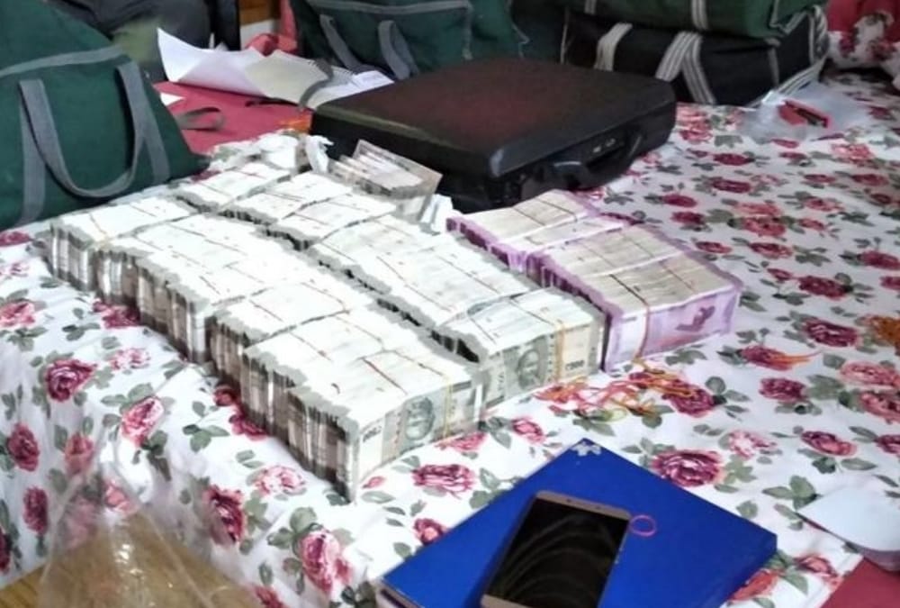 मक्खनपुर क्षेत्र में बोलेरो में पकड़ी 2.48 लाख की नकदी