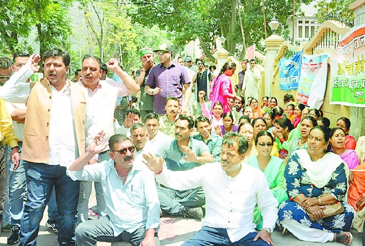 अस्पताल में नौ महीने से नहीं गायनी डॉक्टर, विधायक समेत लोगों का धरना