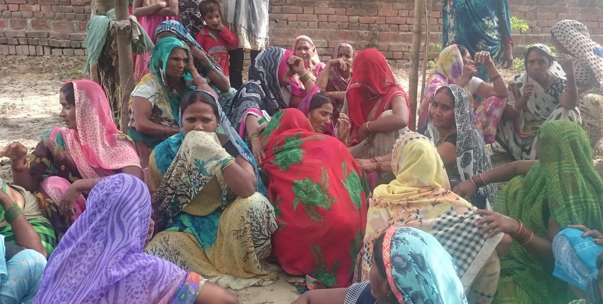 A woman set fire to Karobeir Fatehpur