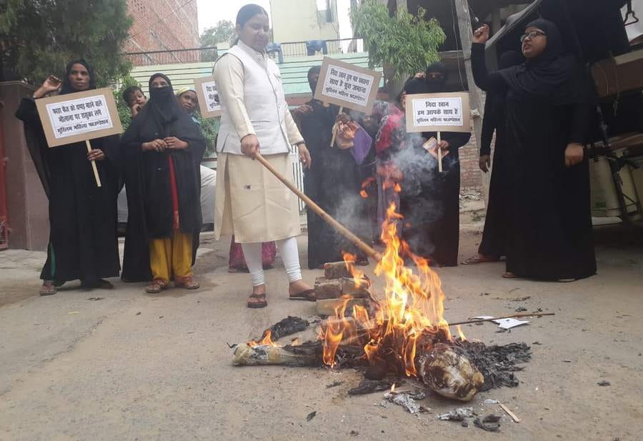 Varanasi muslim women burn effigy of muslim personal law