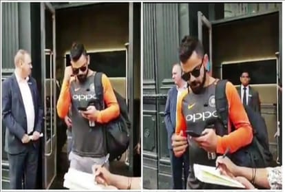 VIrat kohli gives auto graph to his female fan