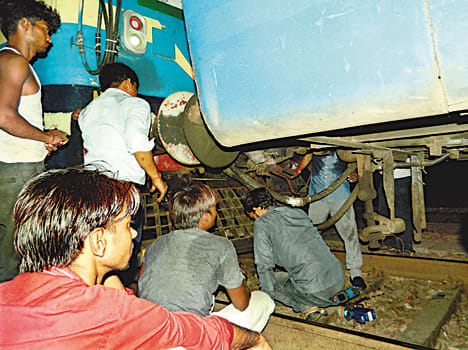 Farakka Express stopped waiting for engine failure