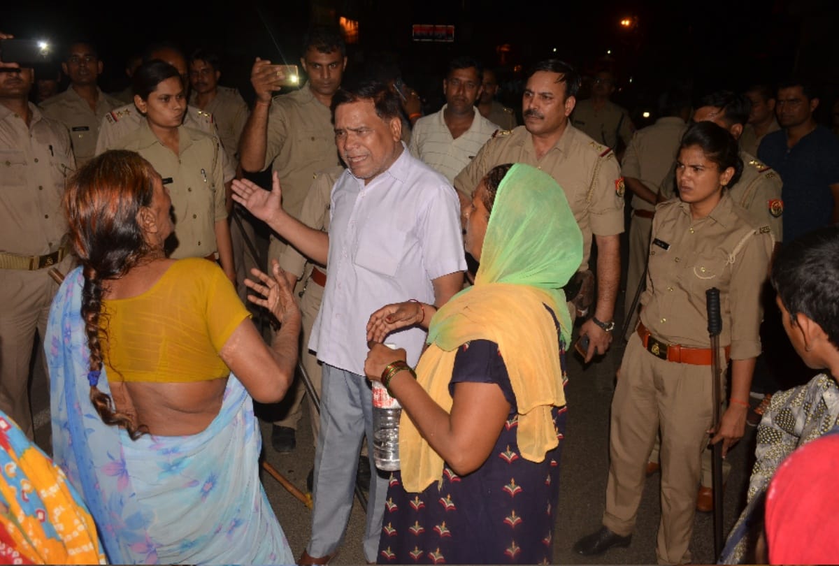 UP  women fights with Police for a Liqure shop in the city 