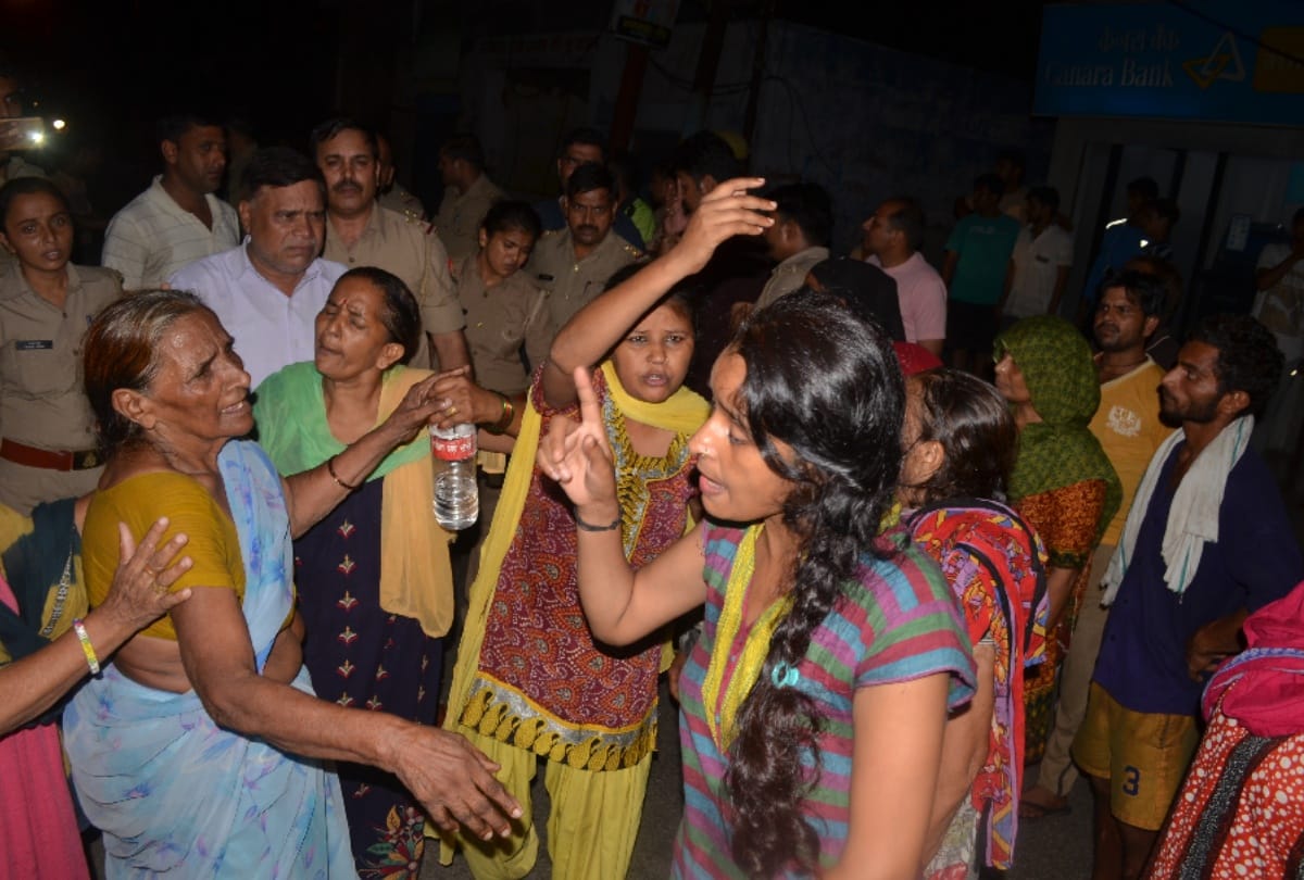 UP  women fights with Police for a Liqure shop in the city 