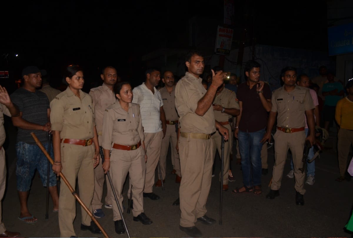 UP  women fights with Police for a Liqure shop in the city 