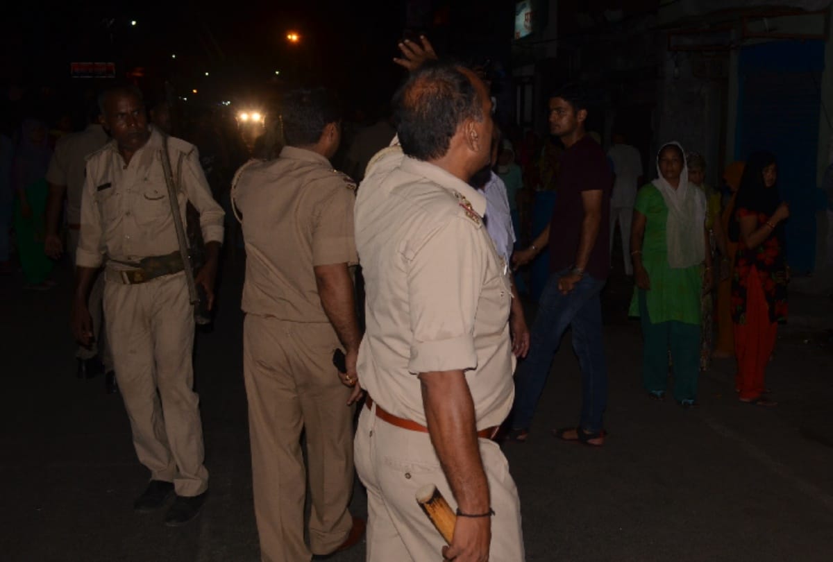 UP  women fights with Police for a Liqure shop in the city 