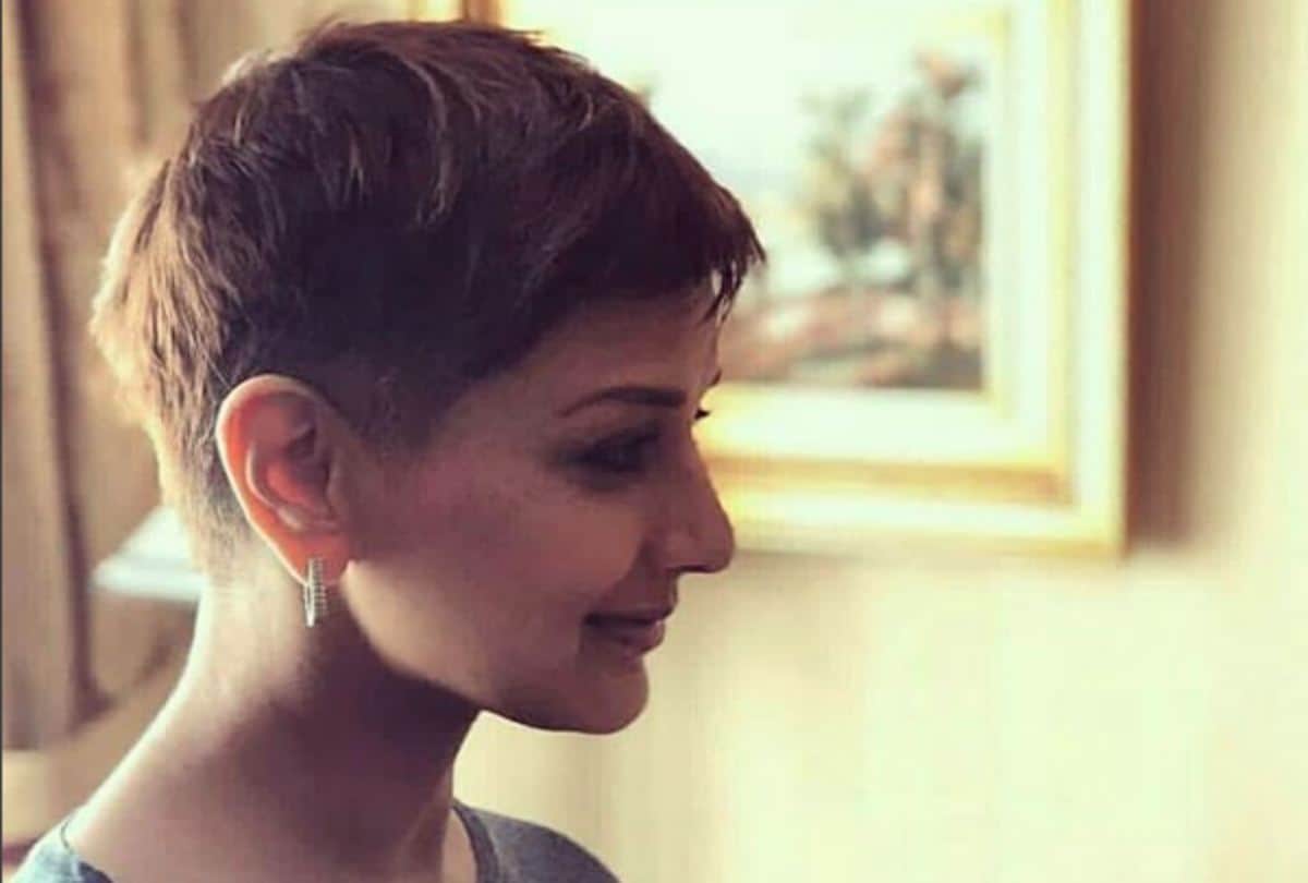 sonali bendre enjoying the day with reading book