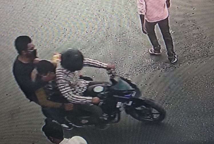 jammu kashmir police asked help of locals to catch the killers of senior journalist shujaat bukhari