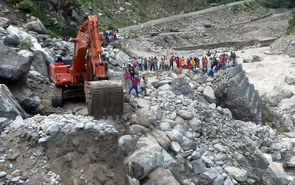 badrinath highway flows in lambagad