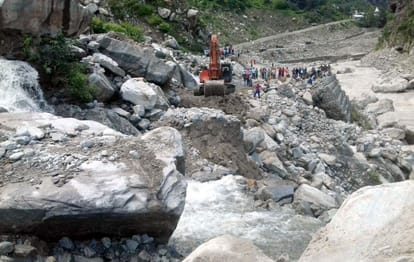 badrinath highway flows in lambagad