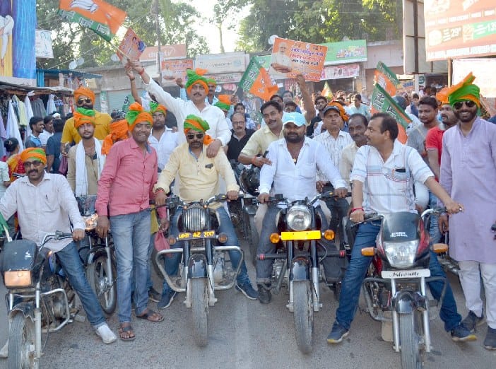 मोदी की रैली को सफल  बनाने को निकाली बाइक रैली