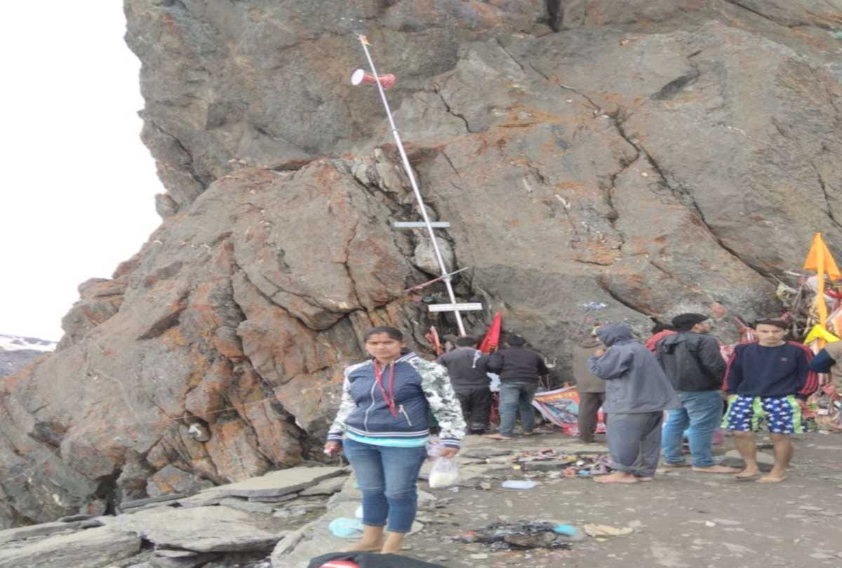 girl reached shrikhand mahadev by covering 64 km distance on Bare feet