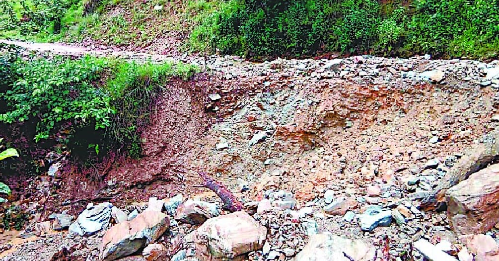 Kanalichina-Devalalal chopped off contact with the collapse of road