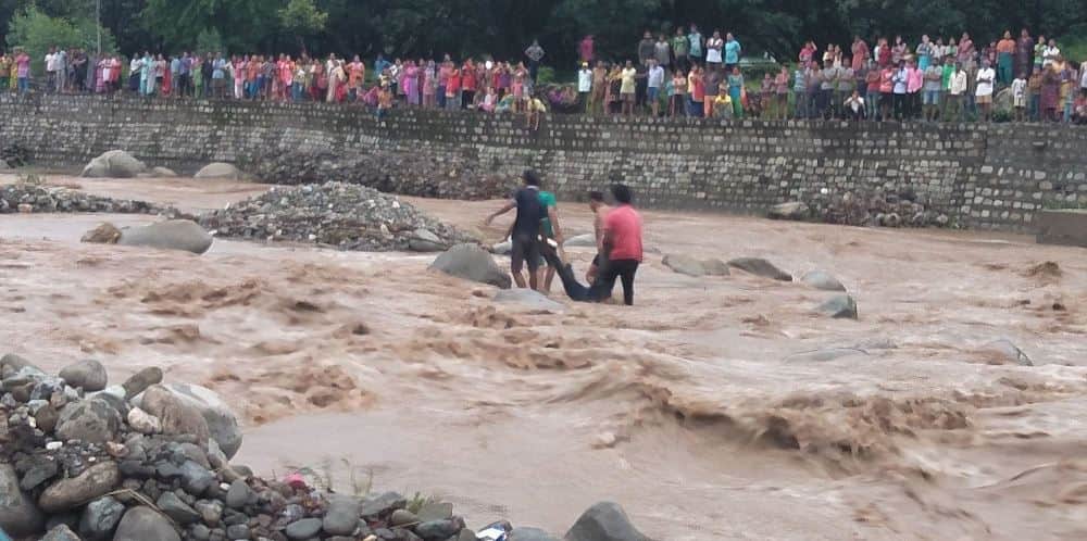 people stuck between river in kotdwar uttarakhand