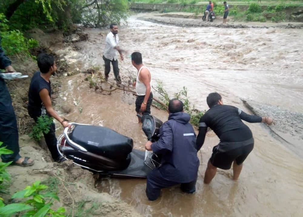 people stuck between river in kotdwar uttarakhand