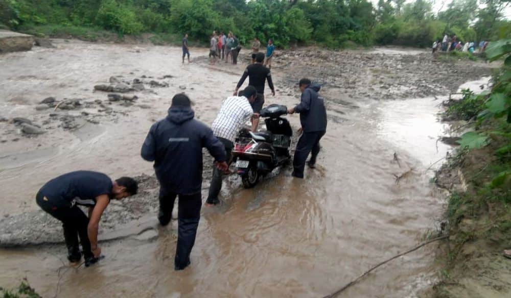 people stuck between river in kotdwar uttarakhand