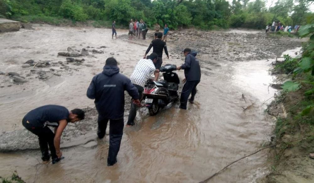 people stuck between river in kotdwar uttarakhand