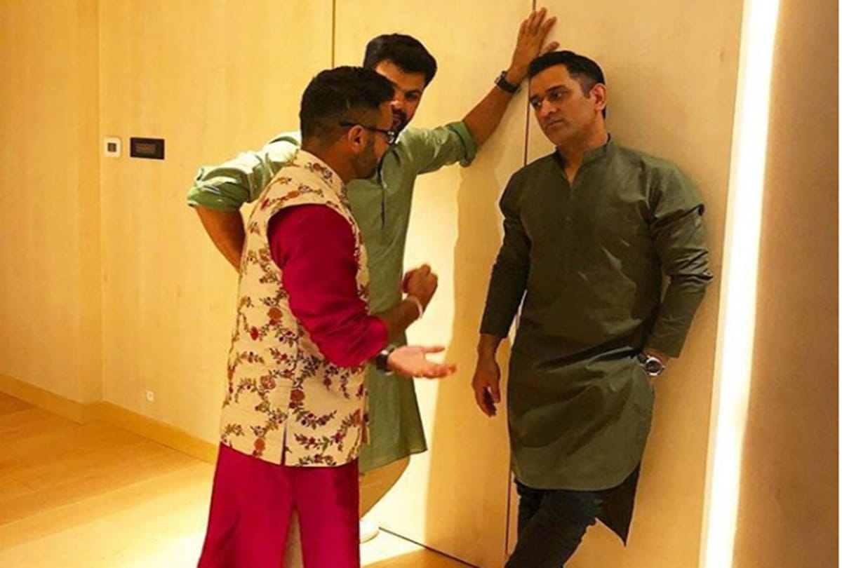 ms dhoni invited loveratri starcast for dinner