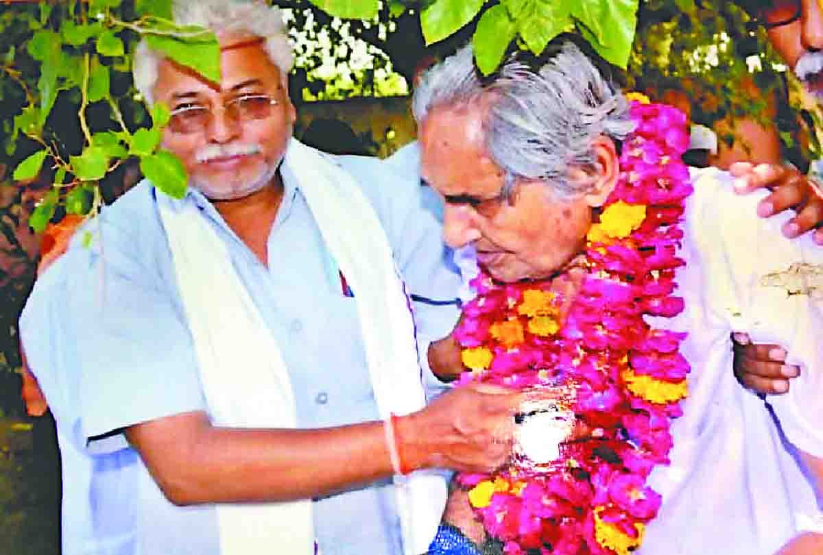 gopal das neeraj and mulayam singh yadav's relation