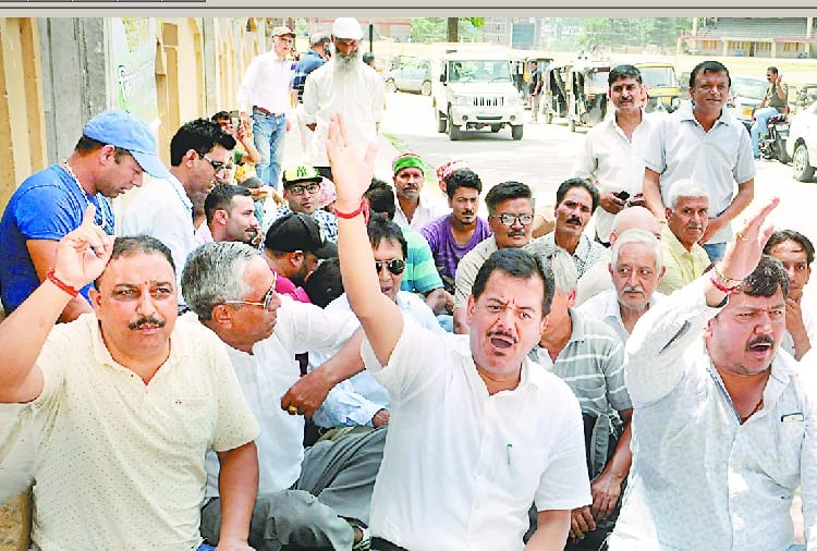 दूसरे दिन भी जारी रहा जनता और विधायक का धरना