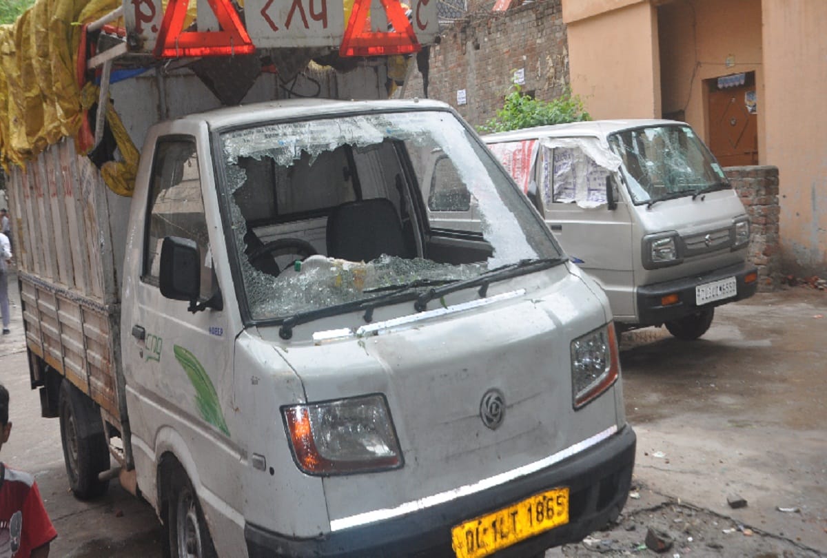 Stresses in two communities in Trilokpuri