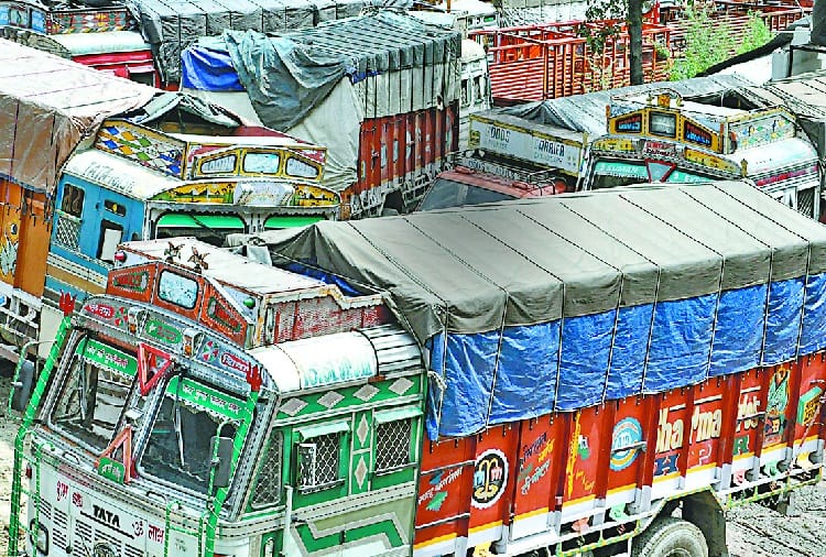 ट्रक ऑपरेटर की हड़ताल से करोड़ों का नुकसान