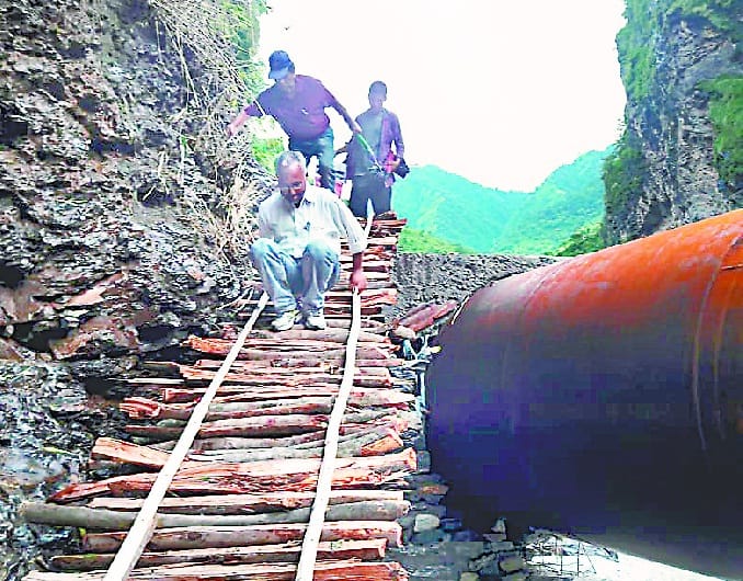 Tanga village of Munasari, threatened by landslides