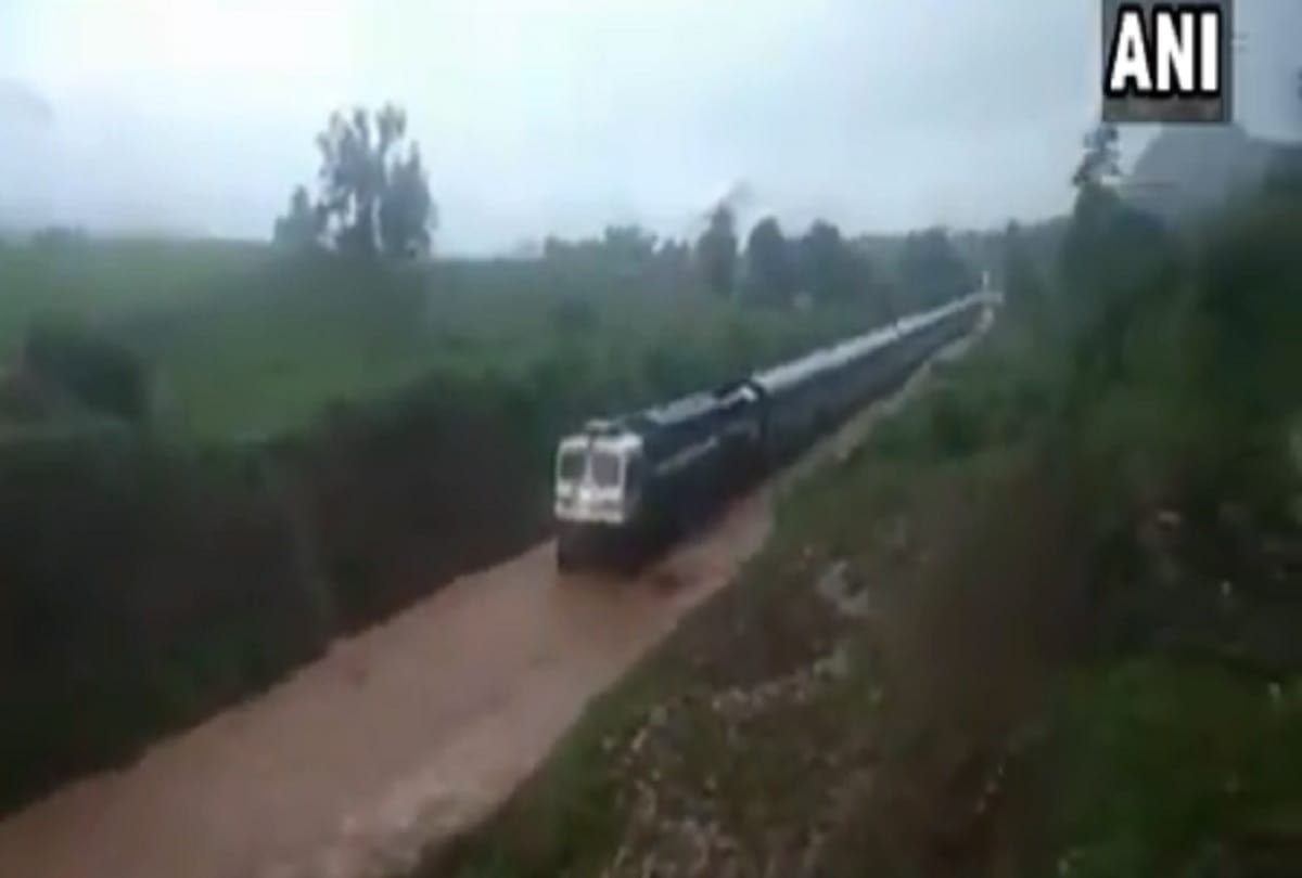odisha : after Heavy rain Bhubaneswar-Jagdalpur Hirakhand Express gets stuck in Rayagada district 