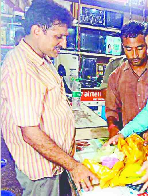 Seized five kg polythene from three shops, imposed a fine of 17000