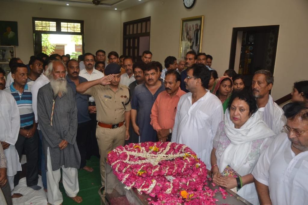 Padmashree Gopaldas Niraj dead body for last visit at Bulkeshwar in Agra