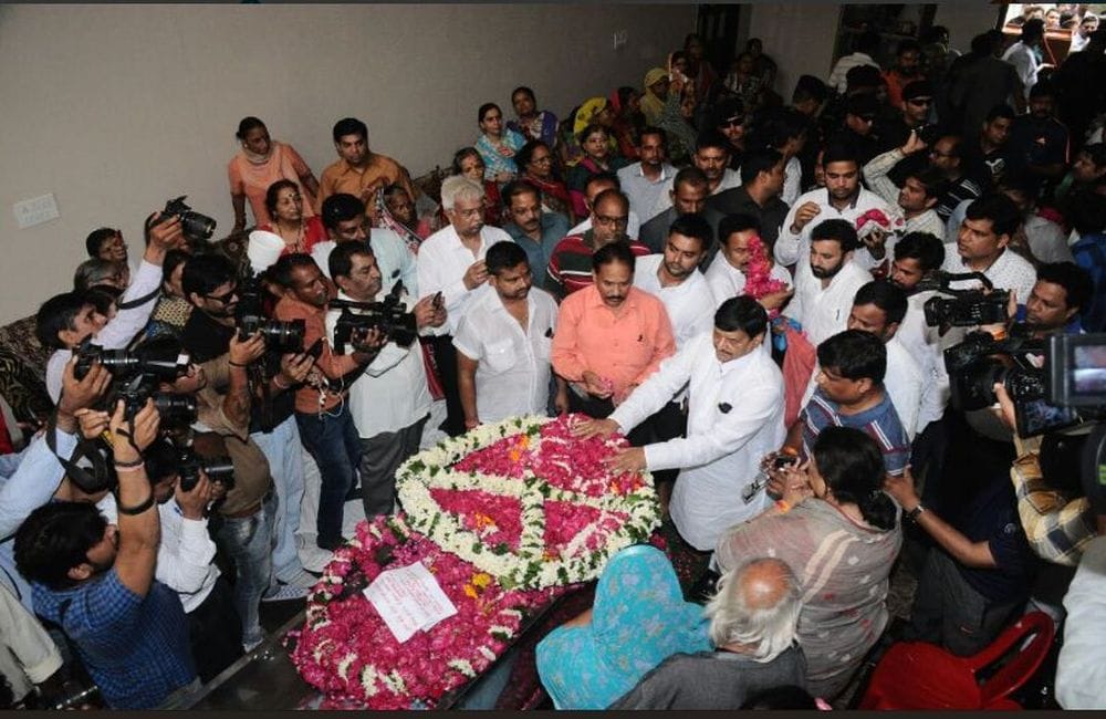 Padmashree Gopaldas Niraj dead body for last visit at Bulkeshwar in Agra