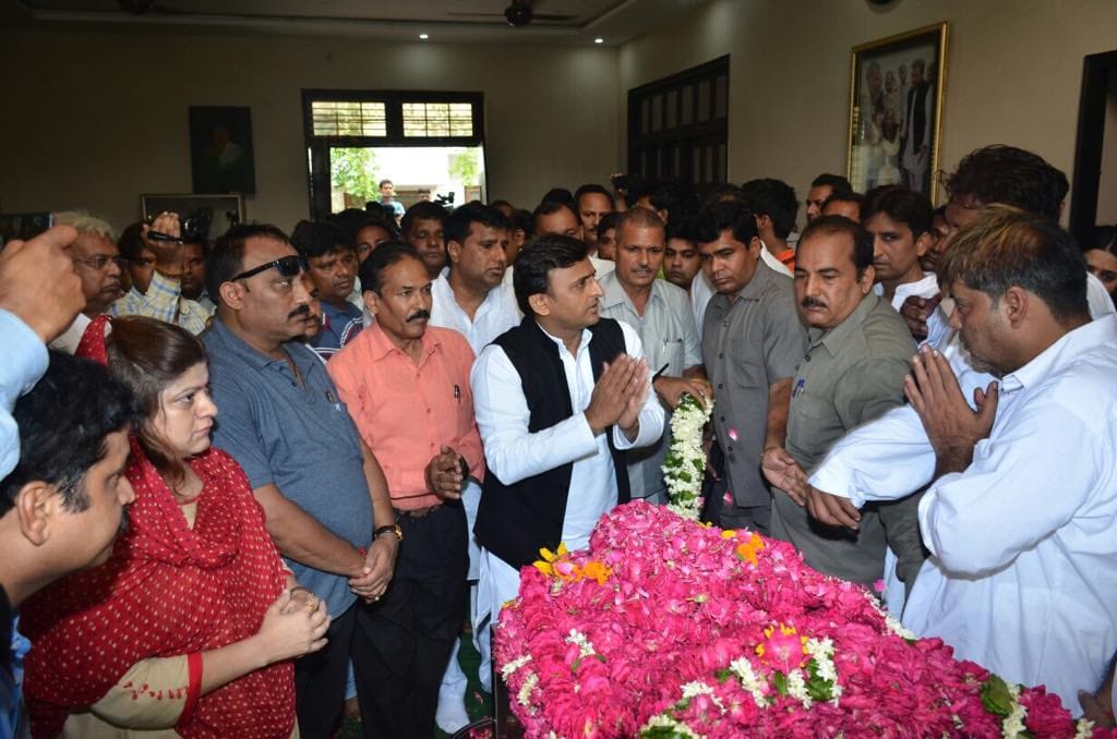 Akhilesh Yadav paid tribute to poet Gopal Das Neeraj