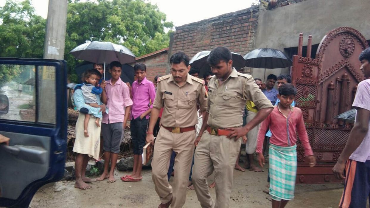 20 thousand rupees and jewelery theft from home