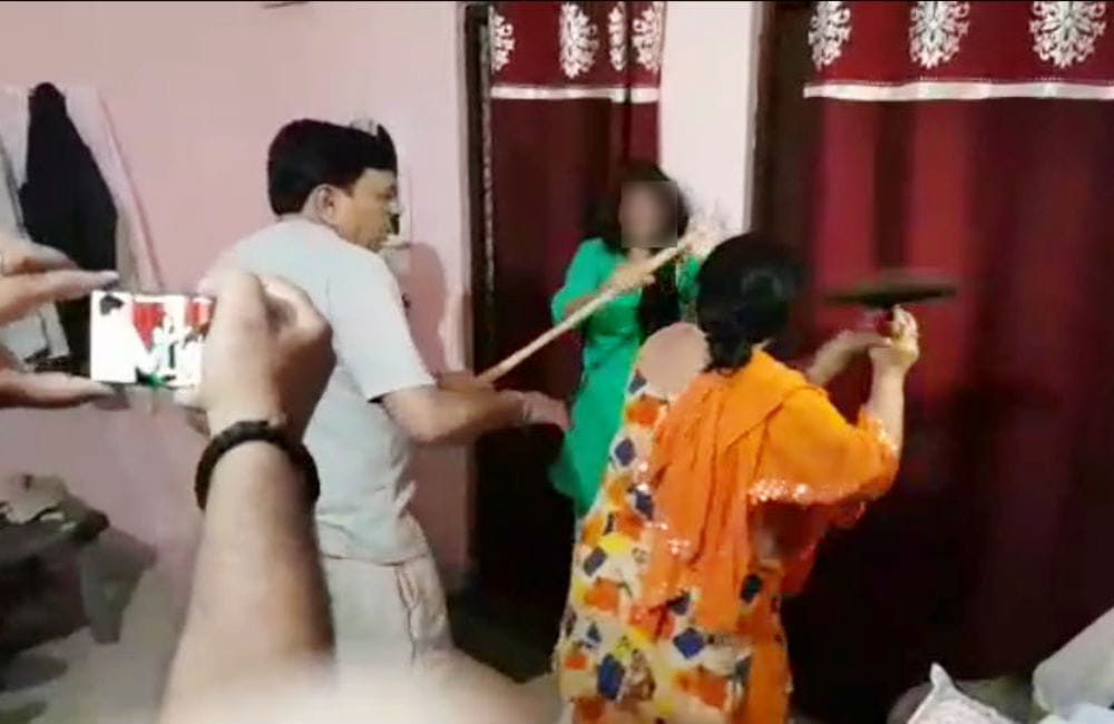 woman caught her Husband with his girlfriend in flat