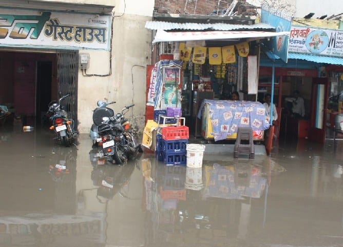 आंधे धंटे की बारिश, शहरियों के लिए बनी मुसीबत