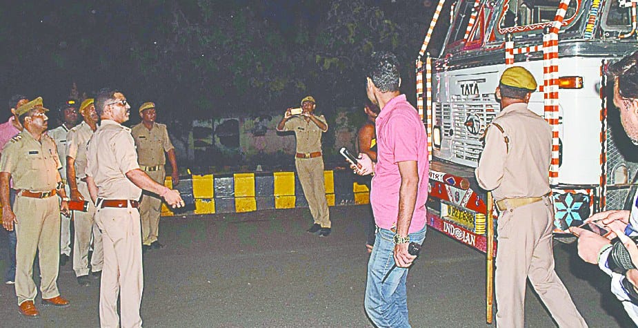 bhaari vaahan ko rokne ke liye police tainaat