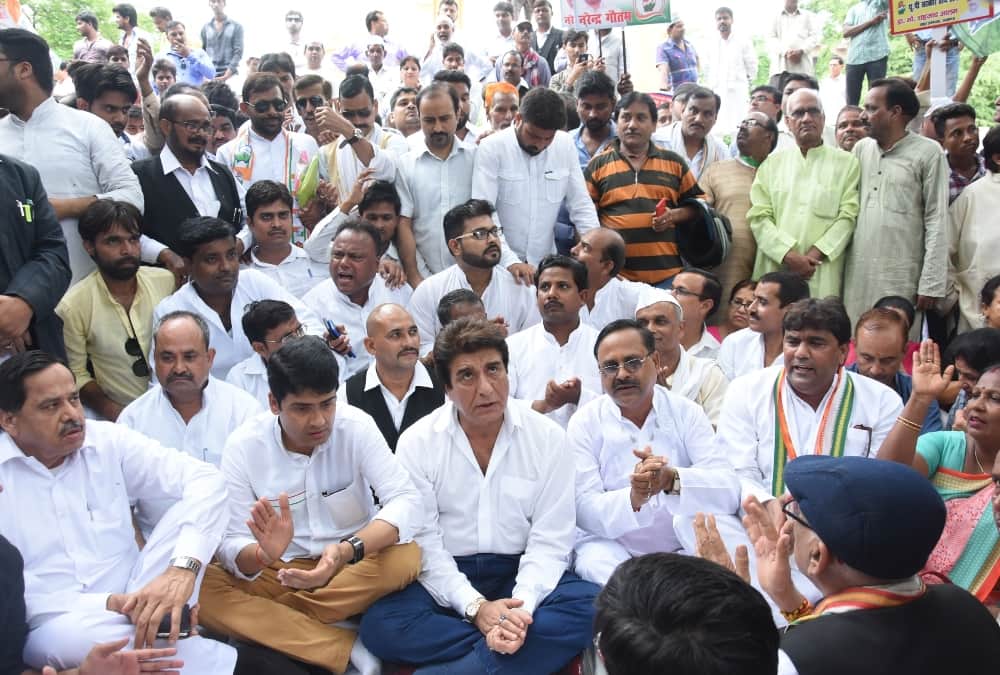 congress protest over law and order issue in lucknow.