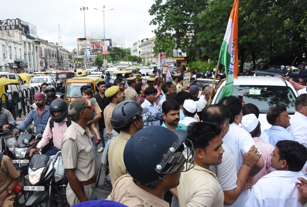 congress protest over law and order issue in lucknow.