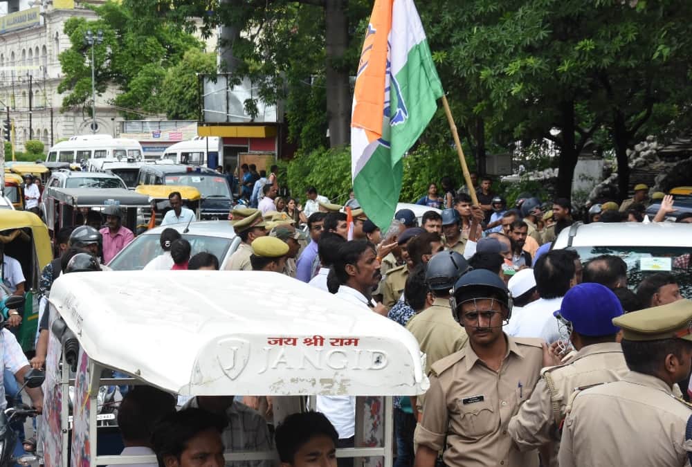 congress protest over law and order issue in lucknow.