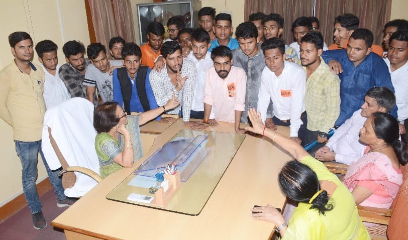एमबी कालेज में विद्यार्थी परिषद का हंगामा, बीए में दाखिले रोके, बंद कराए काउंटर