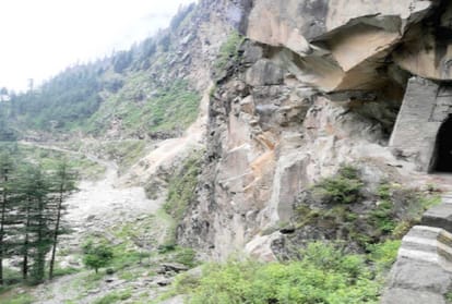 250 tourist strucked in Jari Malana road due to landslide 