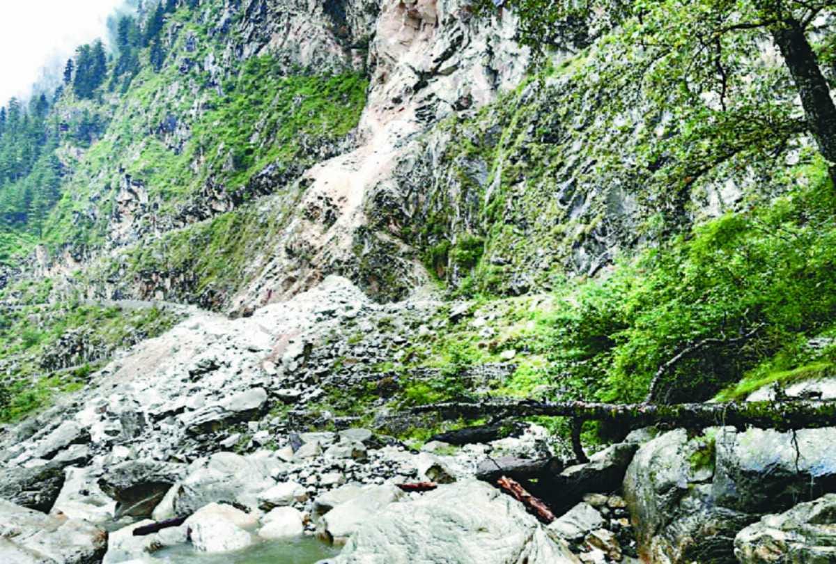 250 tourist strucked in Jari Malana road due to landslide 