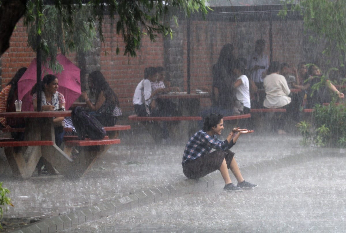 rain lashes in part of delhi ncr people gets relief from humidity and warm weather