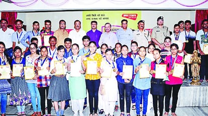 Amar Ujala bhavishya Jyothi honors ceremony, students of 10 and 12 were honored